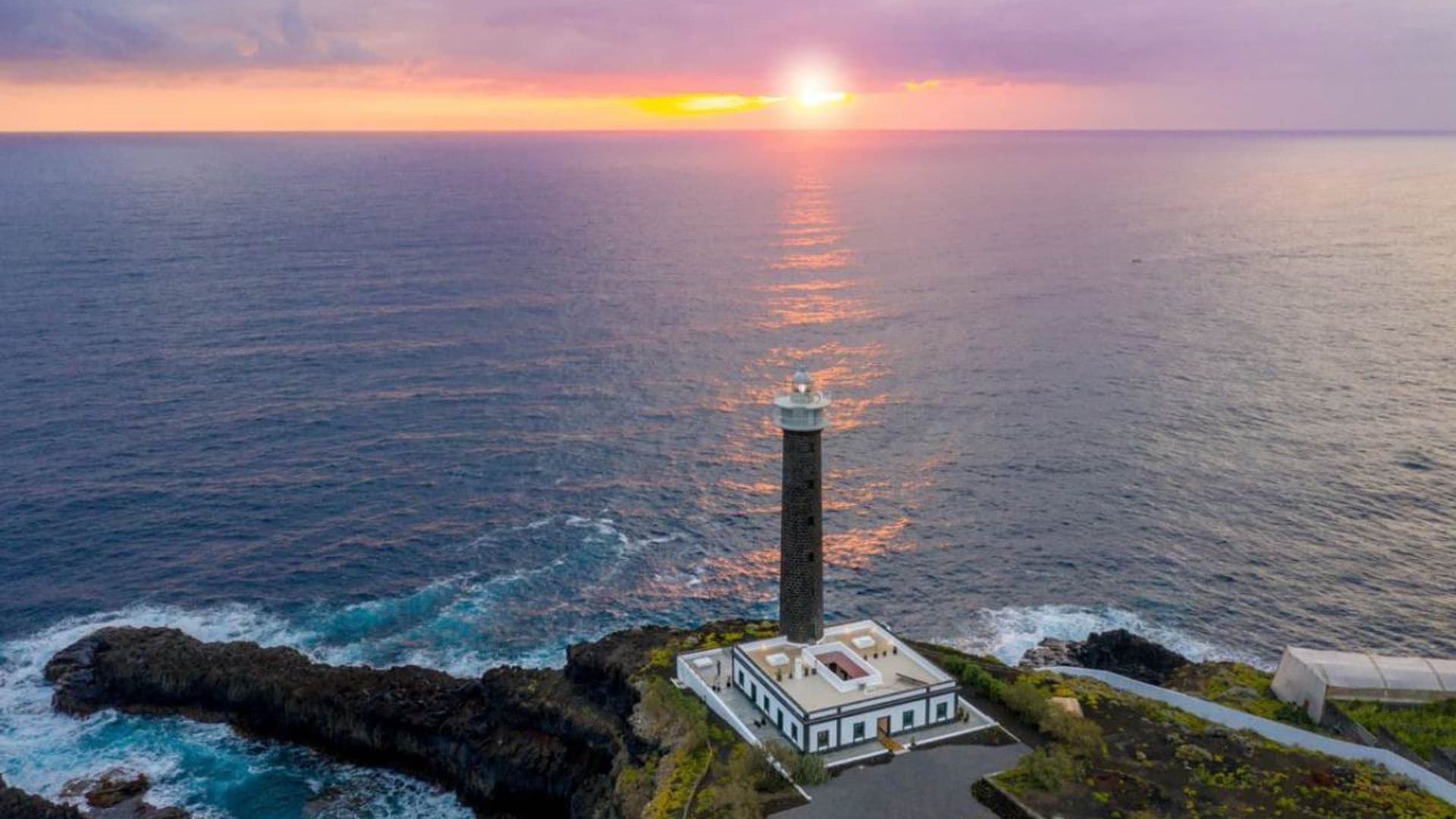 atardecer junto al faro hotel de punta cumplida en la palma