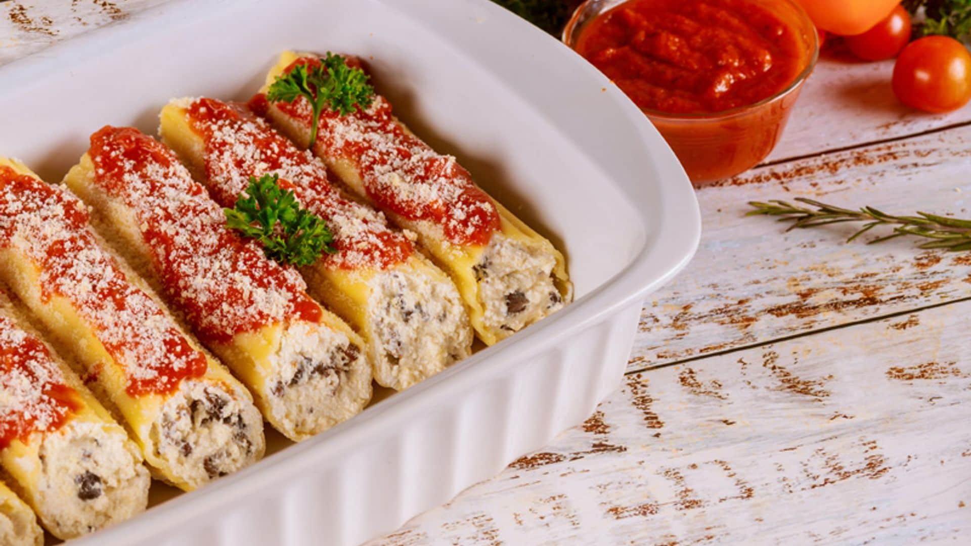 Canelones de 'ricotta', champiñones y salsa de tomate