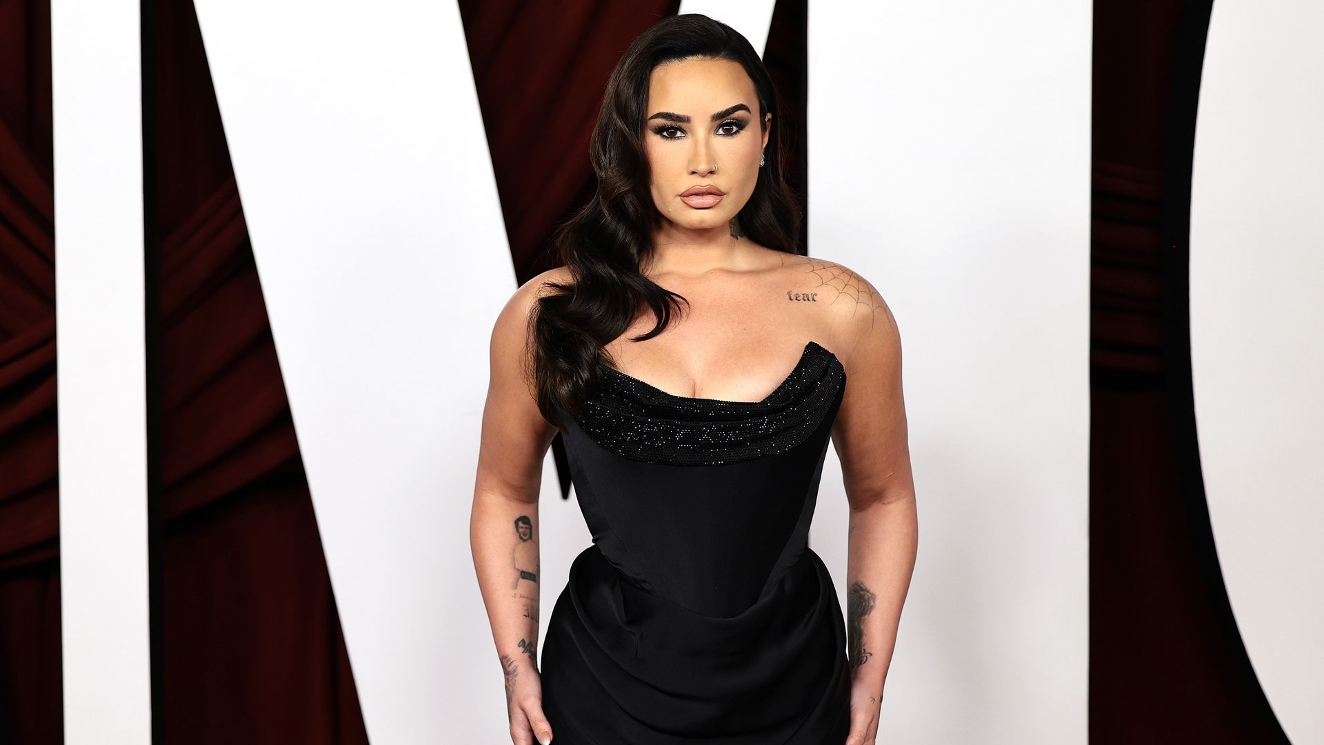 Demi Lovato tiene el 'old Hollywood look' ideal para una boda de invierno