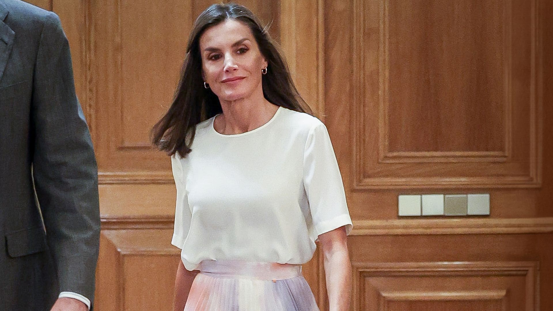 La nueva falda 'acuarela' de la reina Letizia que combina con sandalias de pedrería