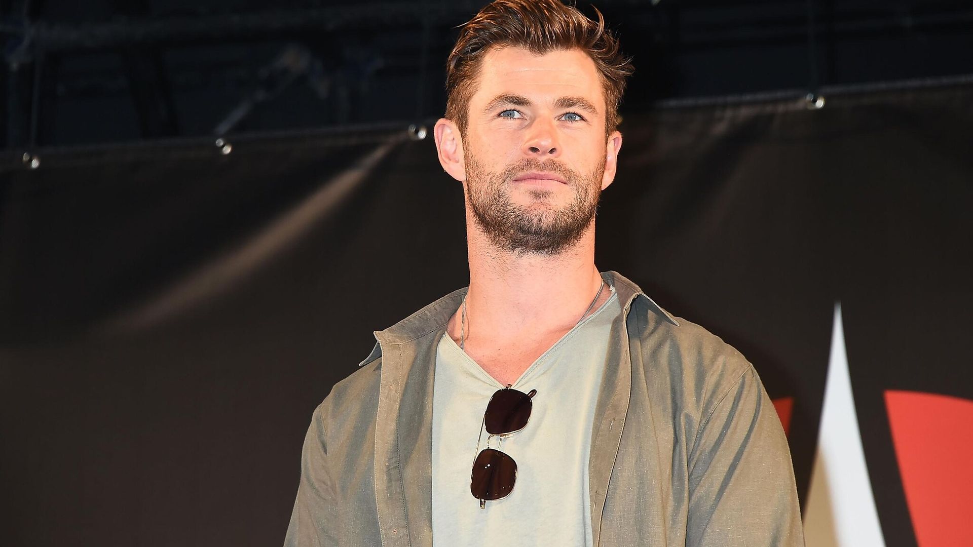 Chris Hemsworth imitando a su perrito será lo mejor que verás en el día