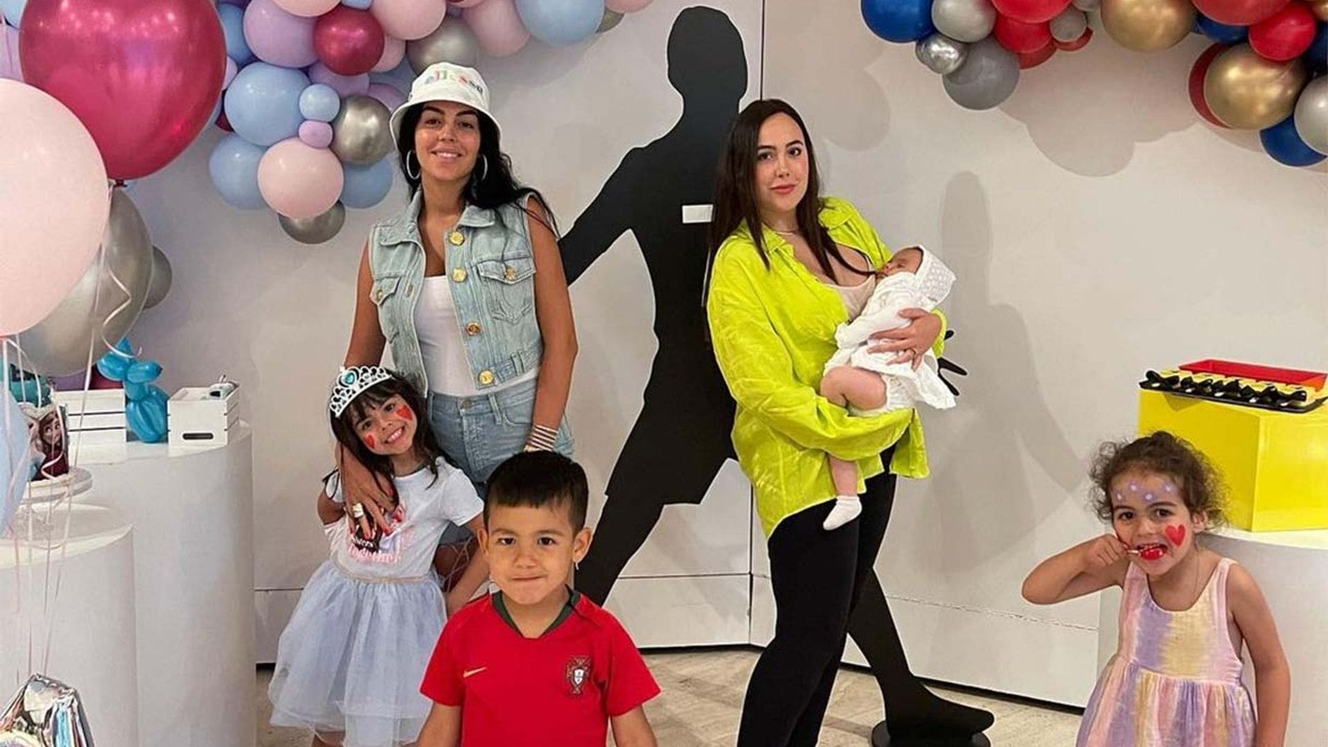 Los hijos de Georgina y Cristiano, todo ternura con su prima Deva, de seis meses