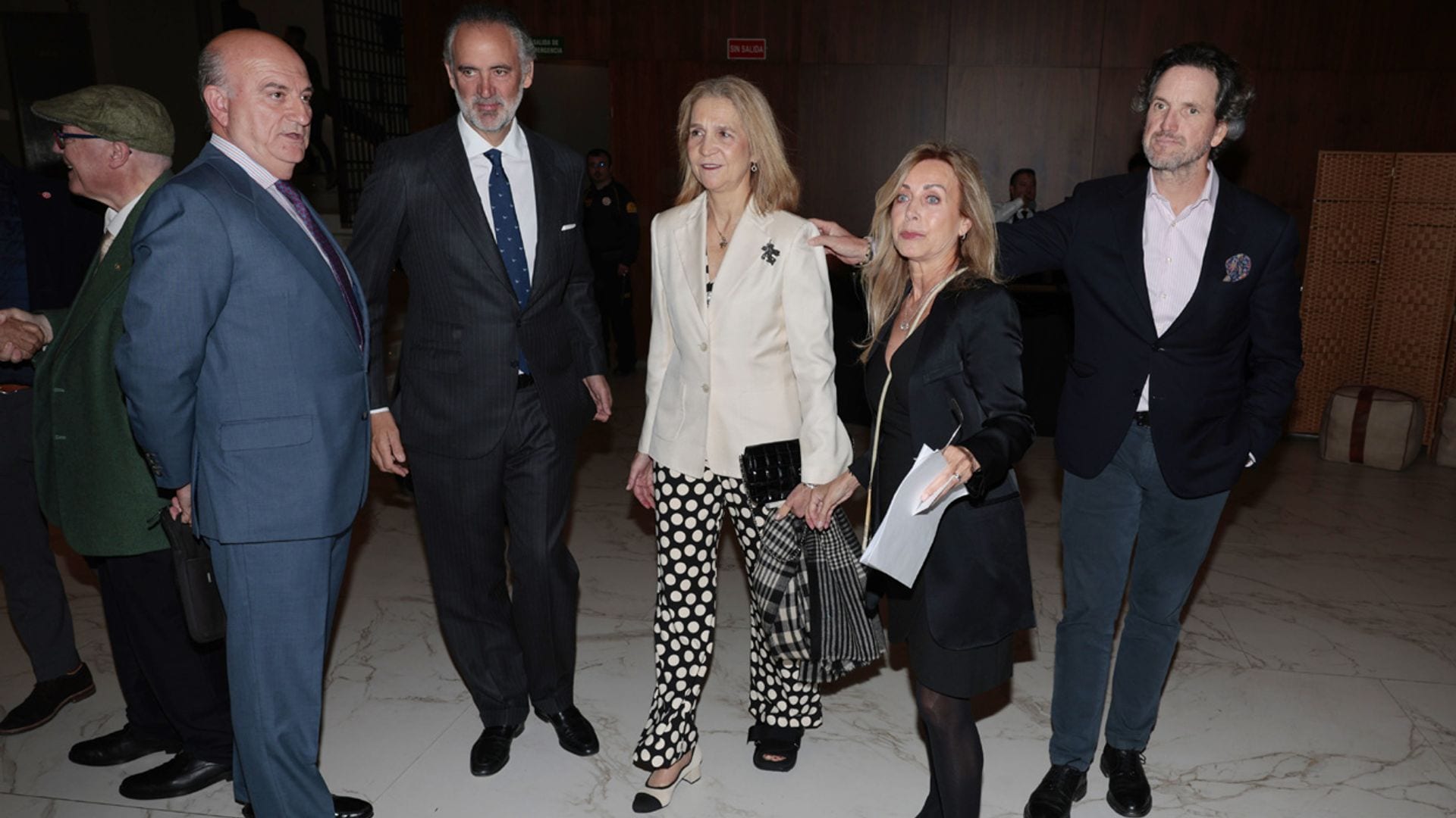 La infanta Elena aparece con una bota ortopédica en su pie izquierdo