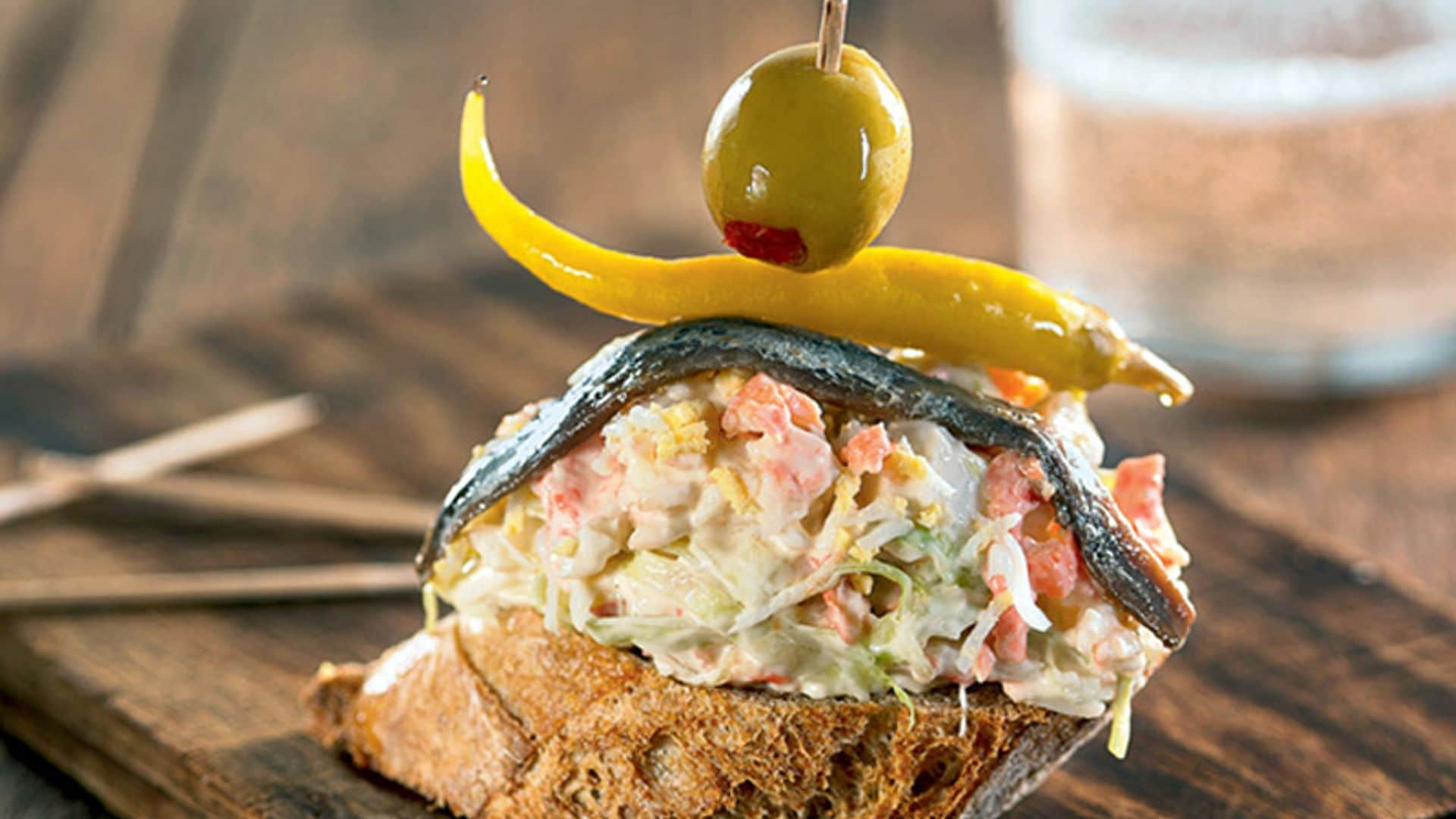 Pincho de ensaladilla de salmón con su gilda