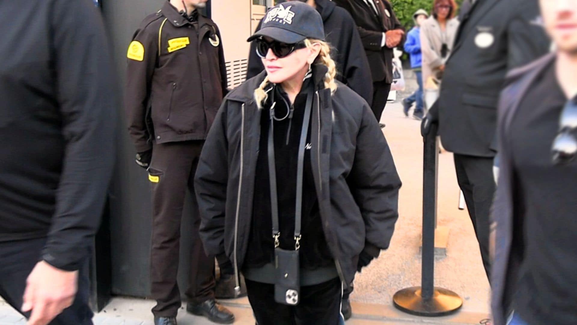 Las imágenes de Madonna haciendo turismo por Barcelona tras su concierto: de la Sagrada Familia a la Casa Batlló