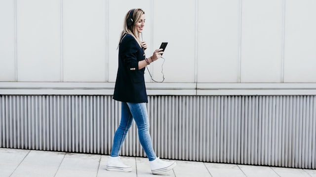 mujer caminando