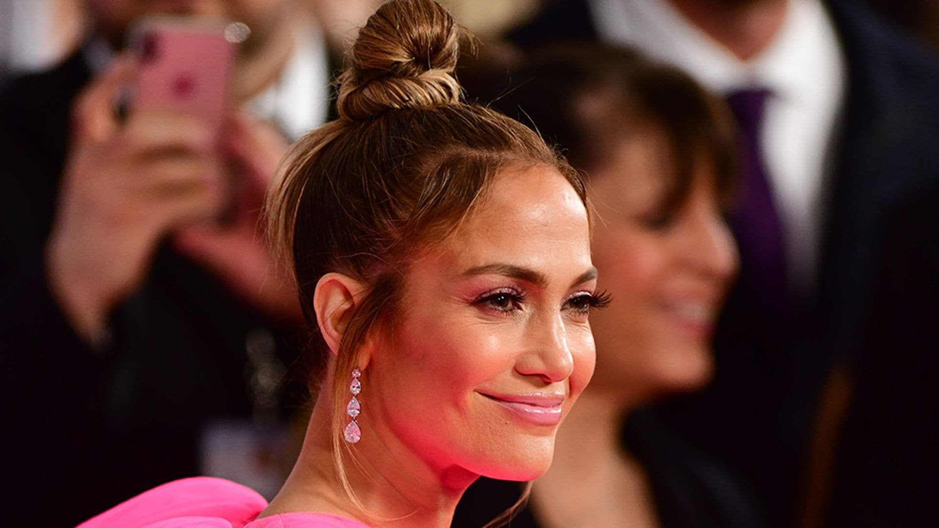 El truco de Jennifer Lopez para conseguir un moño con volumen aunque tengas el pelo fino