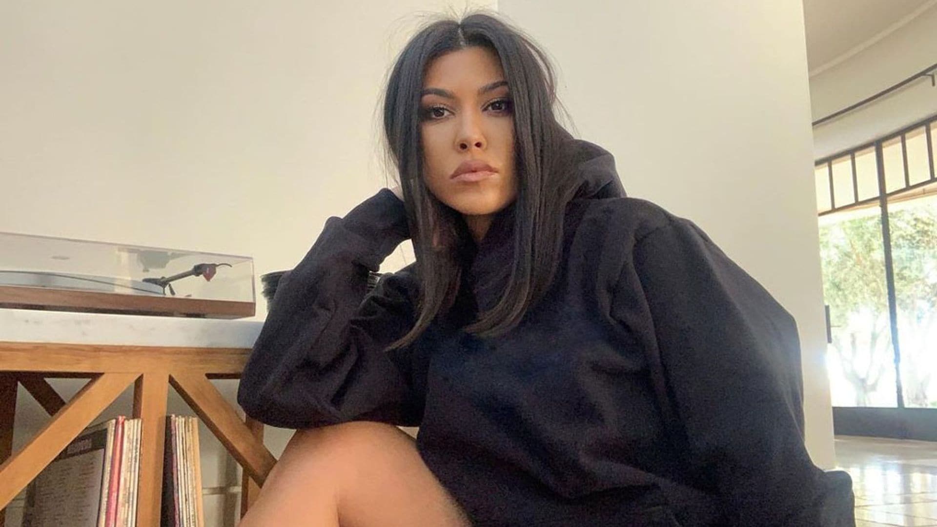 Kourtney Kardashian confirma su nueva relación ¡con una manicura de enamorada! 🥰