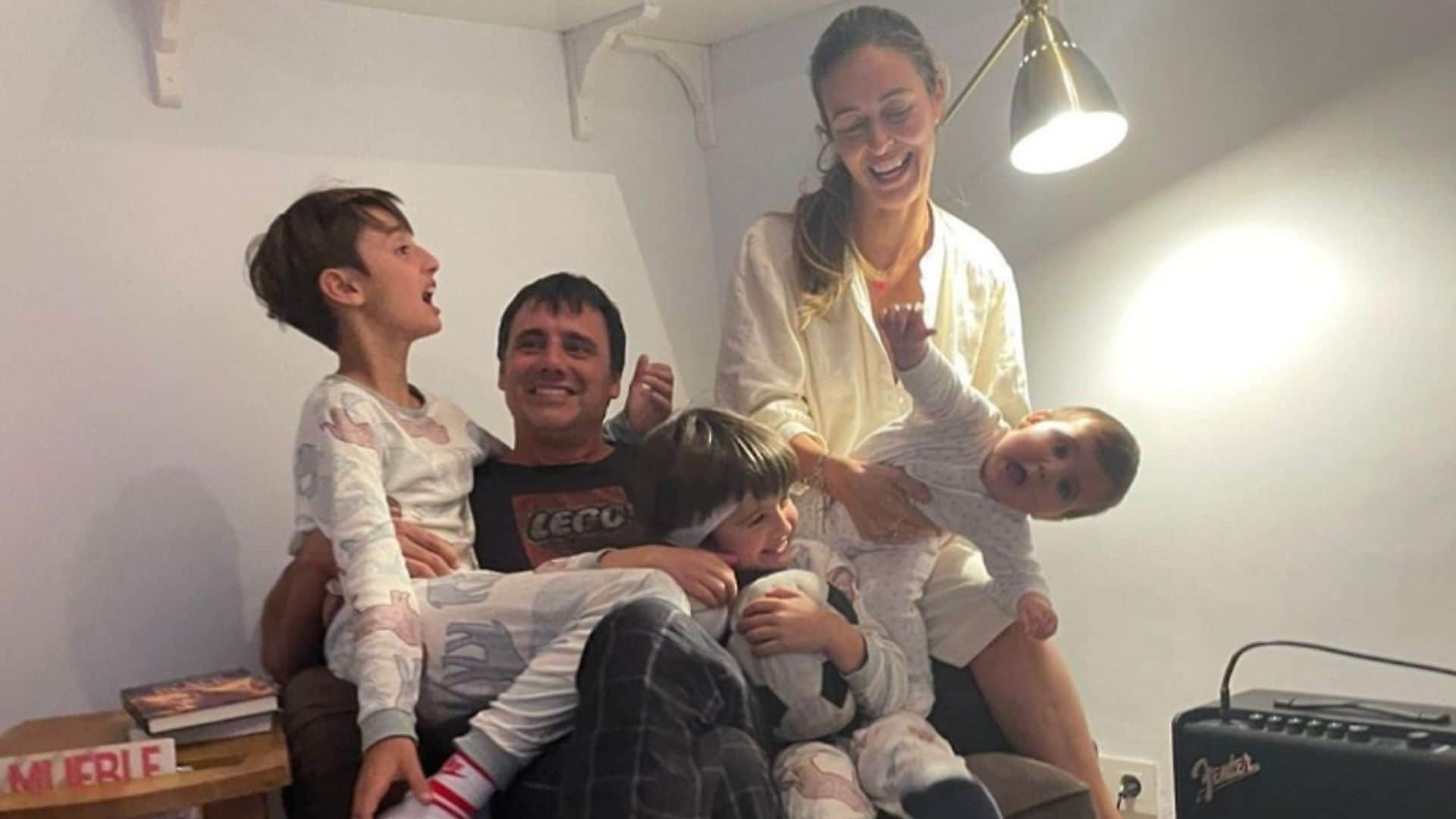 Las imágenes más entrañables de Ion Aramendi con su mujer e hijos ¡en pijama!