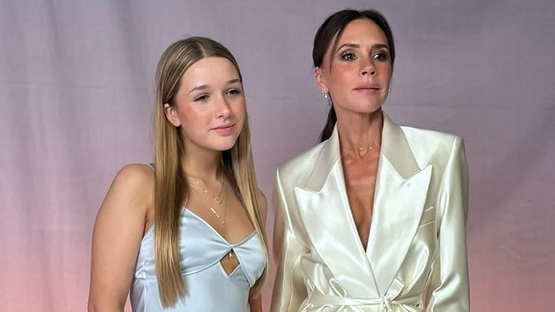 Harper, hija de Victoria Beckham, iguala a mamá en estilo para presentarla en una ceremonia de premiación