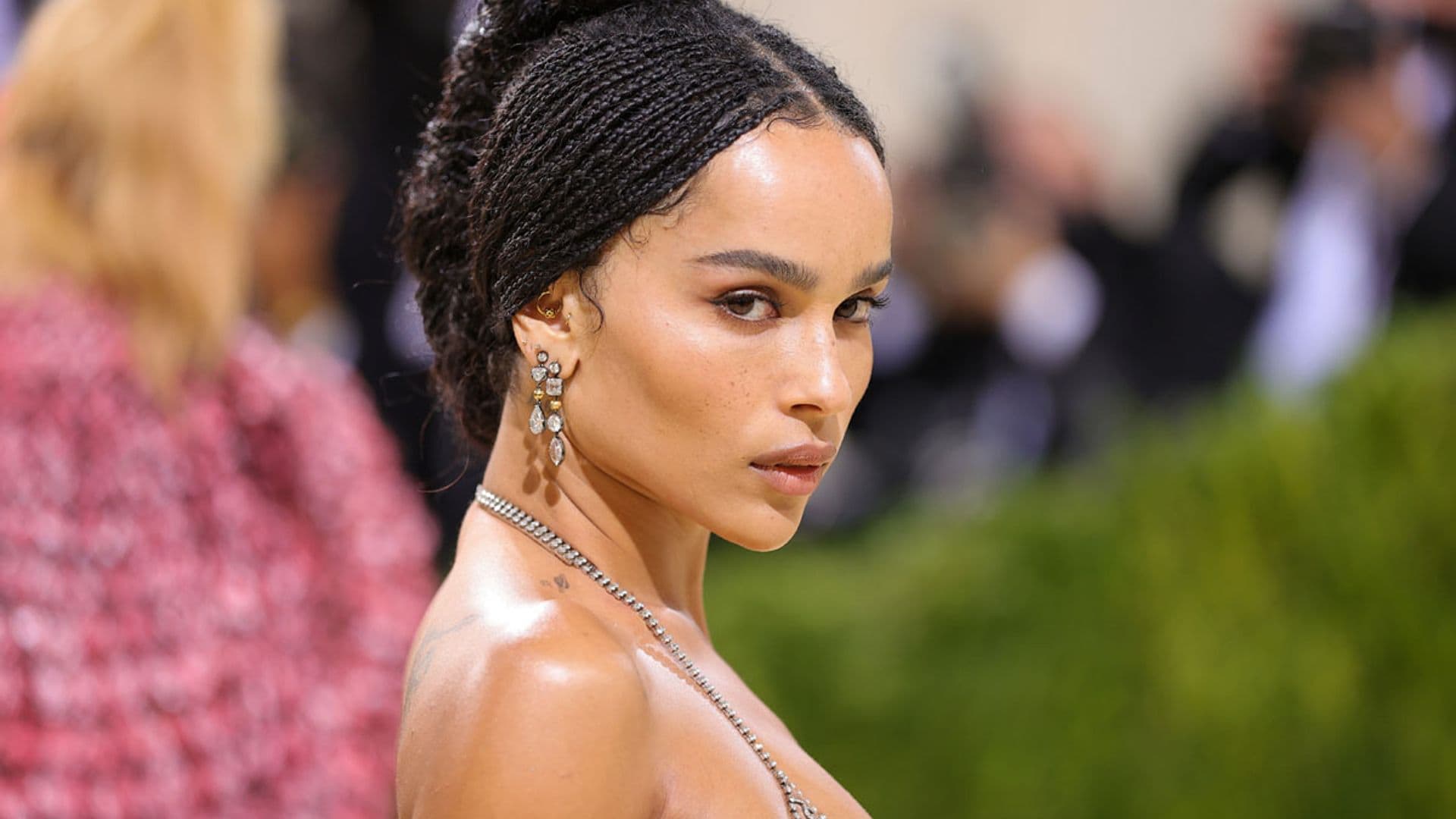 Sí, Zoë Kravitz ha vuelto a demostrar que el look de cita perfecto también se consigue con vaqueros anchos