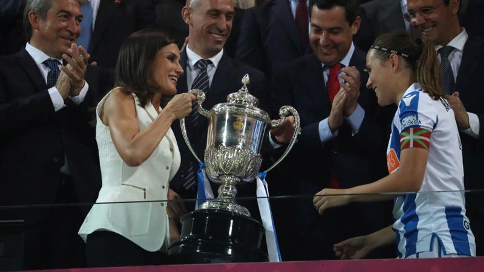 Doña Letizia hace historia y entrega la Copa de la Reina de fútbol femenino a la Real Sociedad