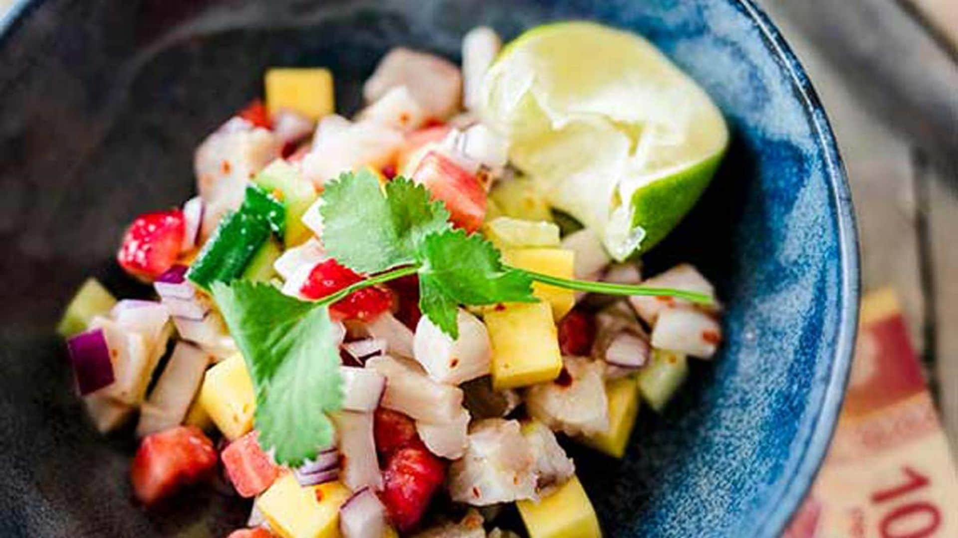 Ceviche de corvina con mango y fresas