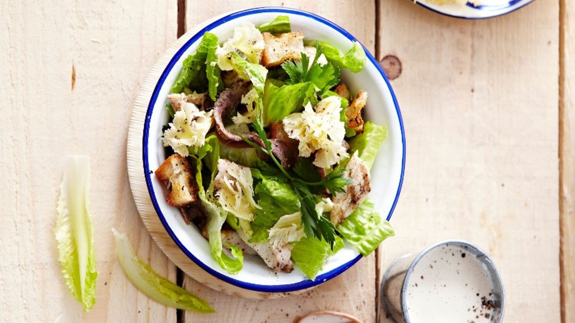 Ensalada César con rosetas de queso