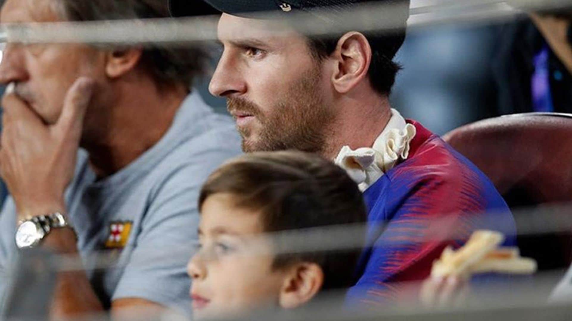 ¡Tarde de fútbol! Messi, lesionado, celebra con su hijo la victoria del Barça desde la grada