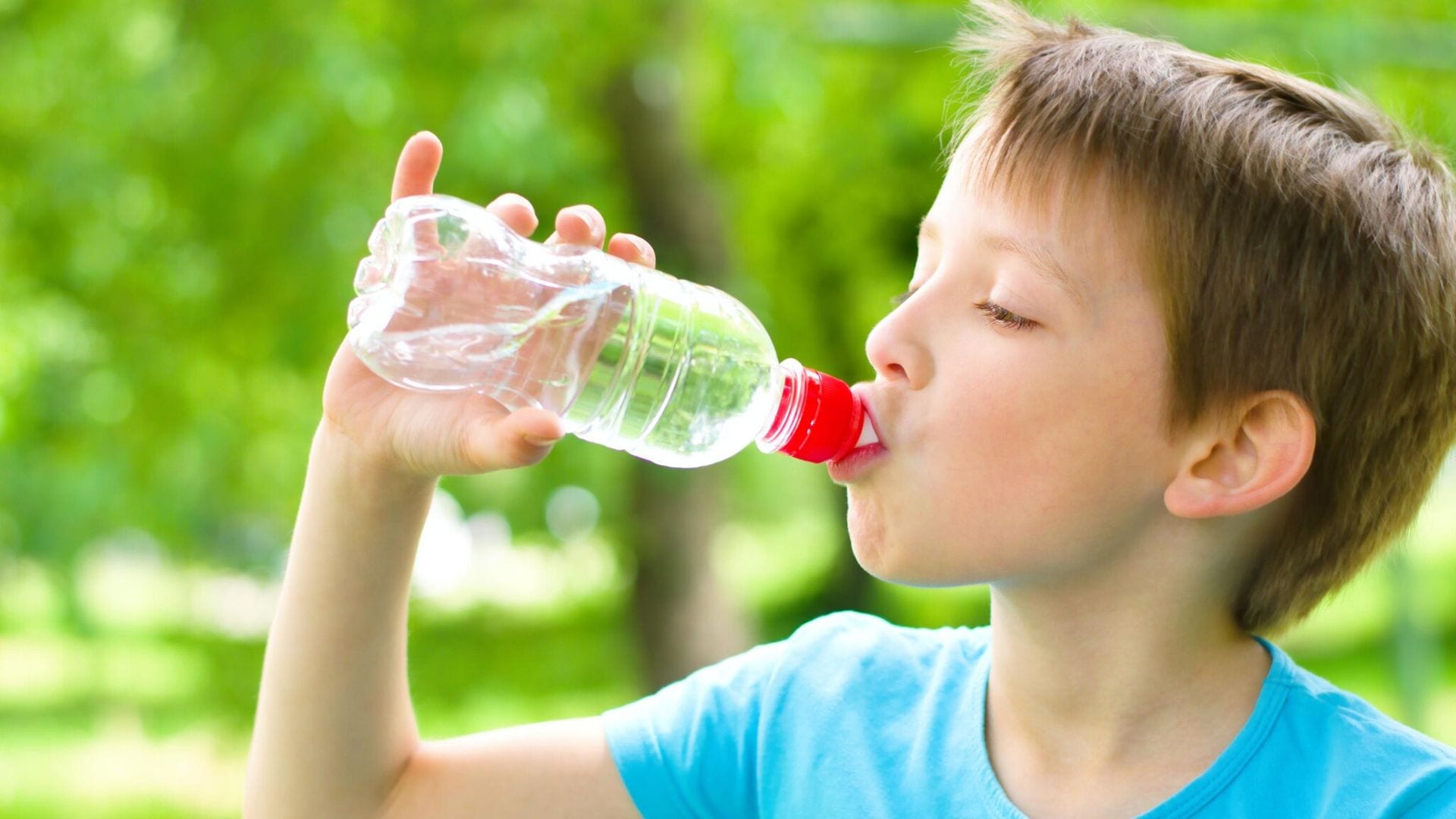 ¿Qué consecuencias tiene para la boca de los niños que beban en botella a diario?