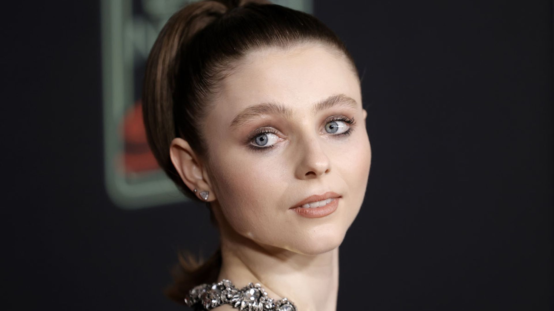 Se llama Thomasin McKenzie y es la actriz veinteañera que hipnotiza con sus looks de invitada