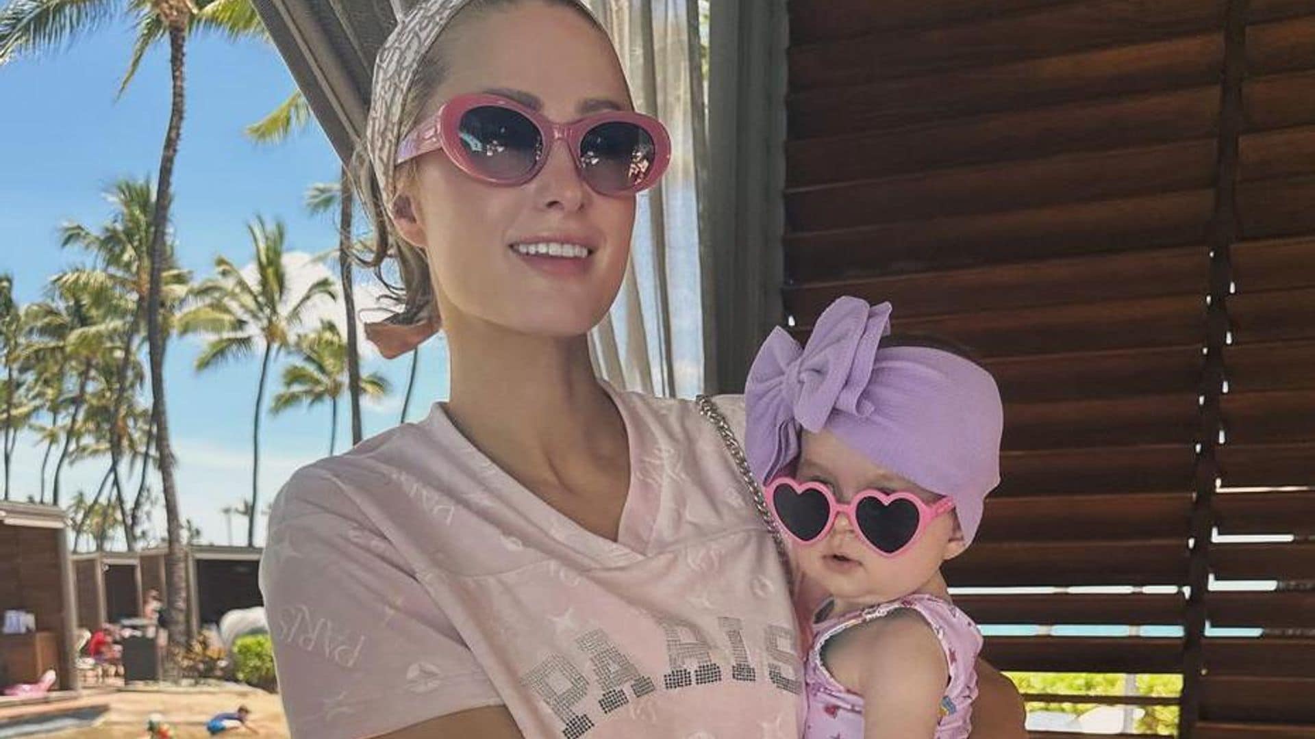 Paris Hilton y su hija London lucen atuendos a juego en sus vacaciones por Hawái
