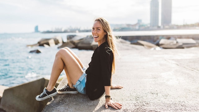 mujer feliz y sonriente en el muelle