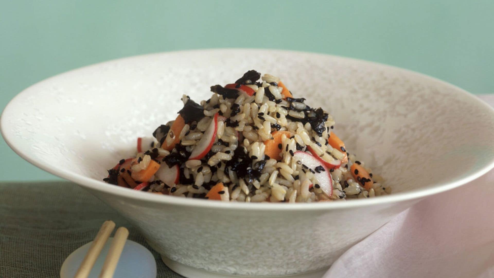 Arroz con zanahoria, cebolleta, rábano y aceituna negra