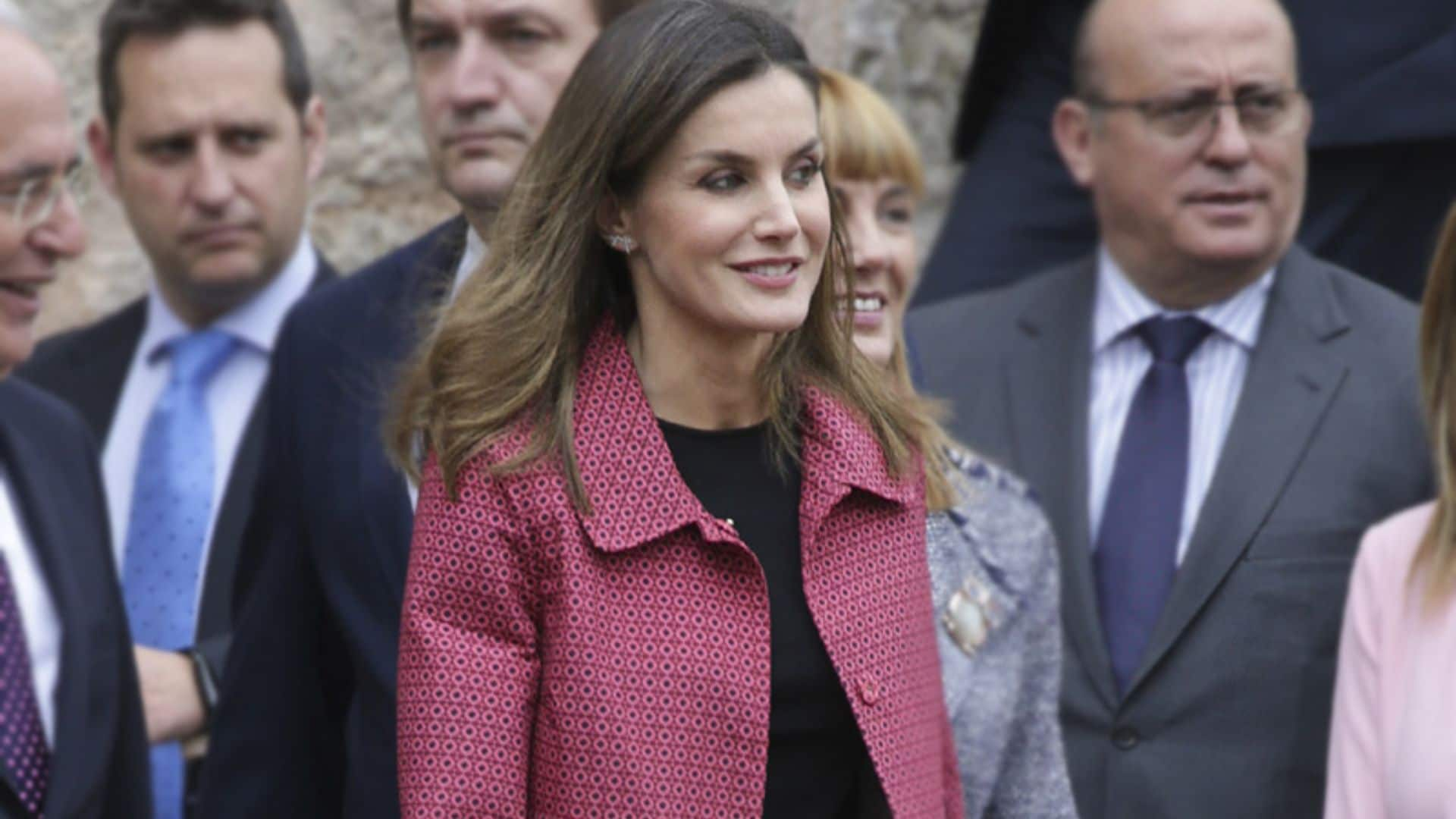 Doña Letizia juega al despiste con su último abrigo de primavera