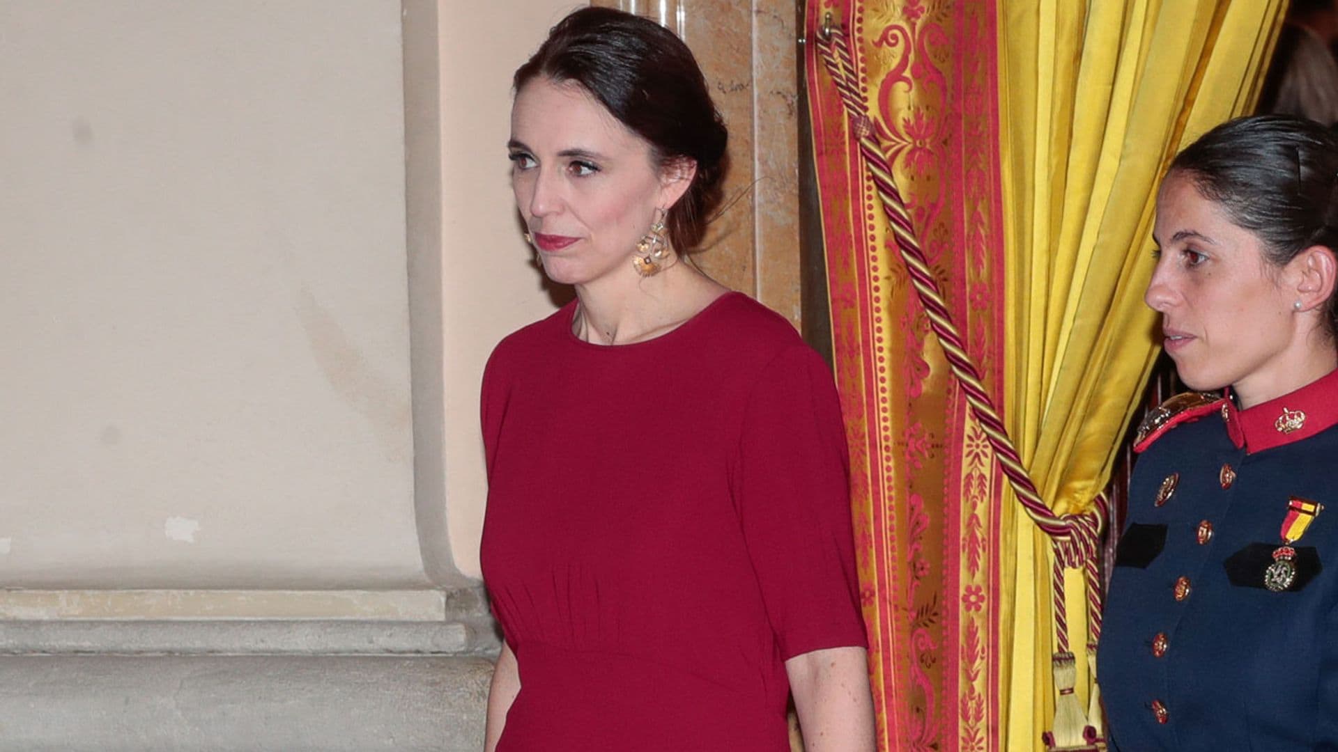 Jacinda Adern recuerda el look de su victoria: vestido rojo y pendientes de abanico