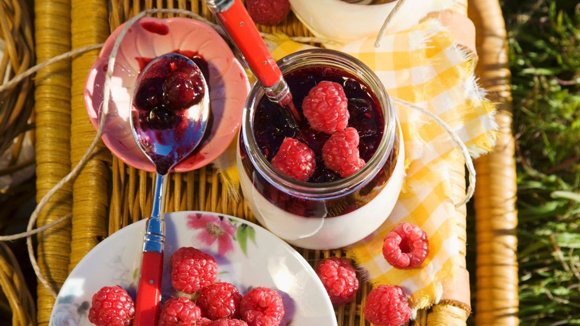 Yogur con mermelada de frambuesas