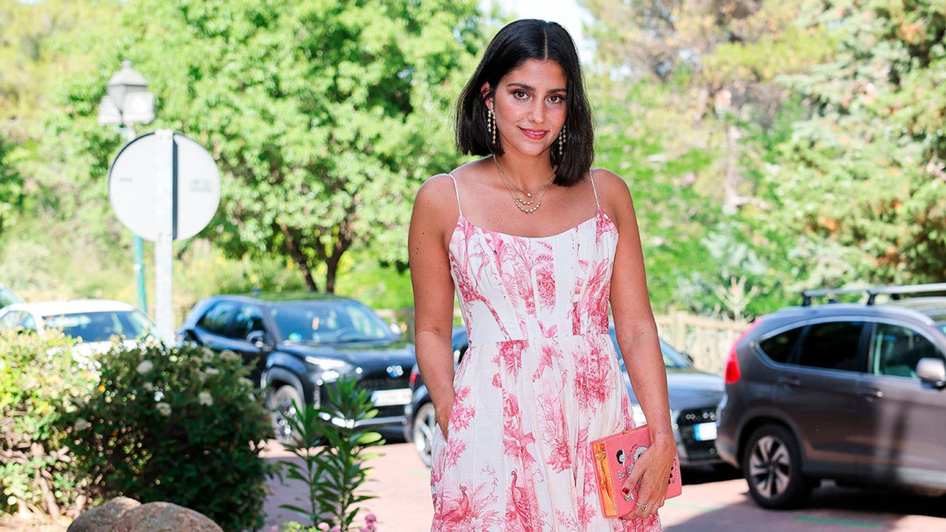 El look de invitada estampado de María García en la boda de su cuñada Lucía Páramo