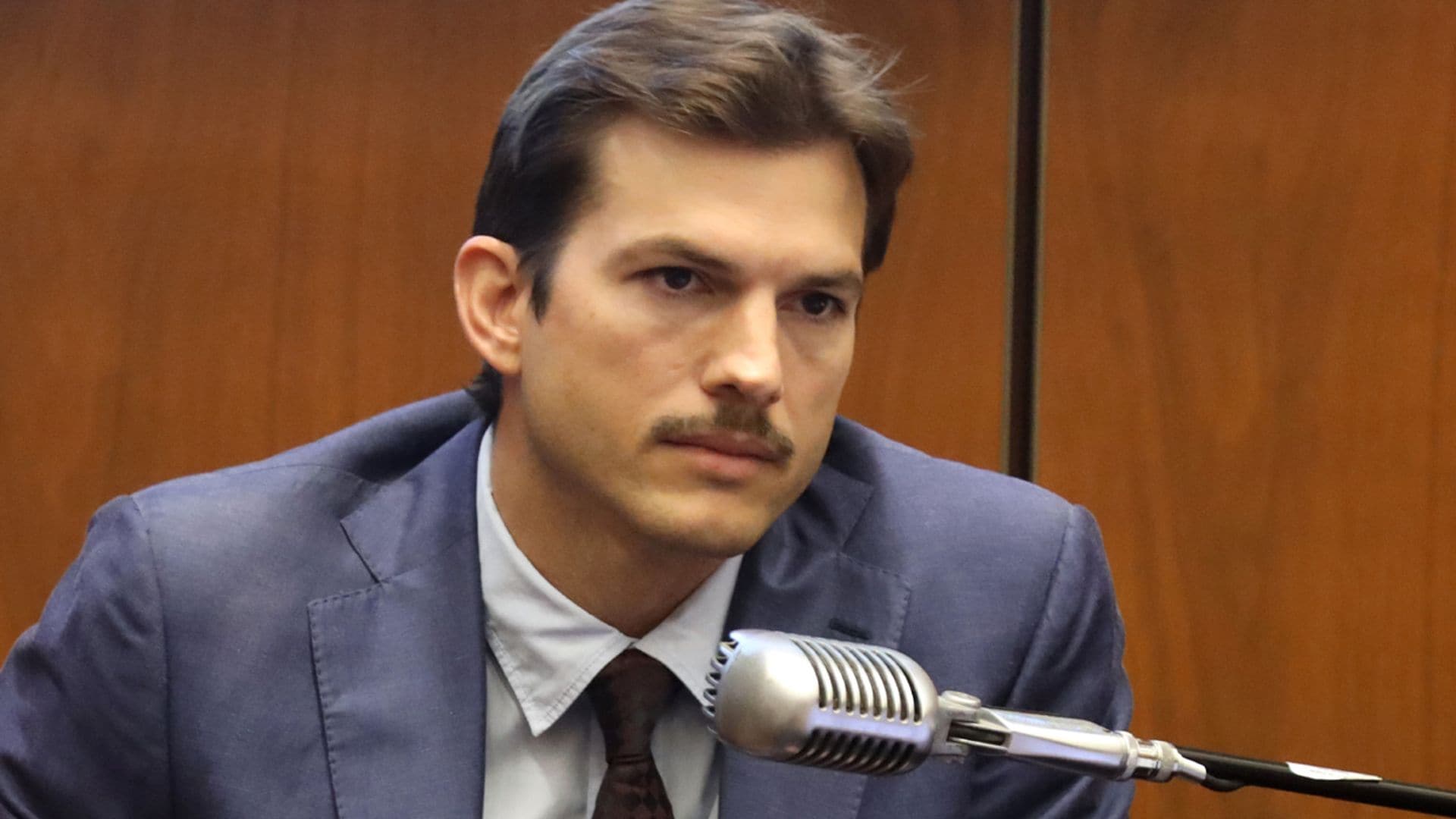 Ashton Kutcher testifica en el juicio del supuesto asesino de su exnovia