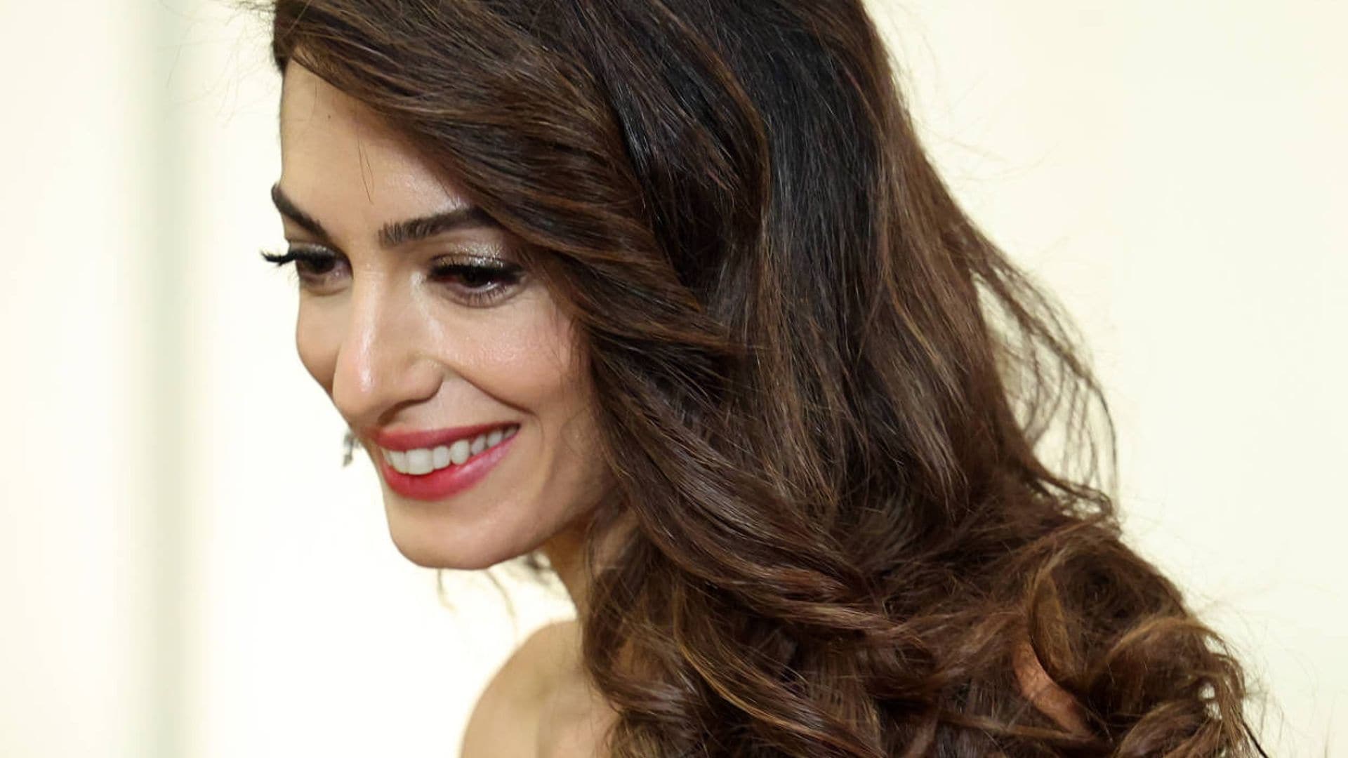 Las mechas 'english toffee' de Amal Clooney: el toque cálido en tendencia de las morenas este otoño