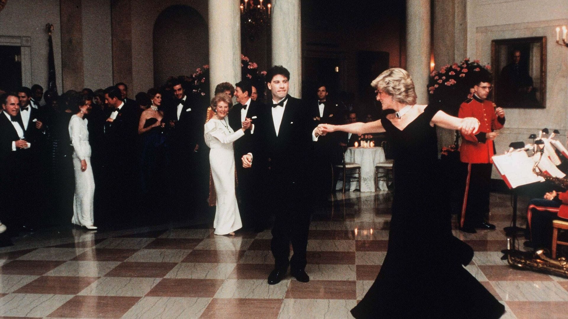 El vestido con el que Diana de Gales bailó junto a John Travolta será subastado ¡por tercera vez!