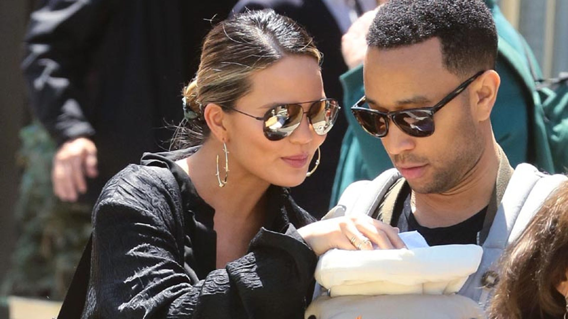 John Legend defiende a su esposa de las críticas que cuestionan su comportamiento como madre