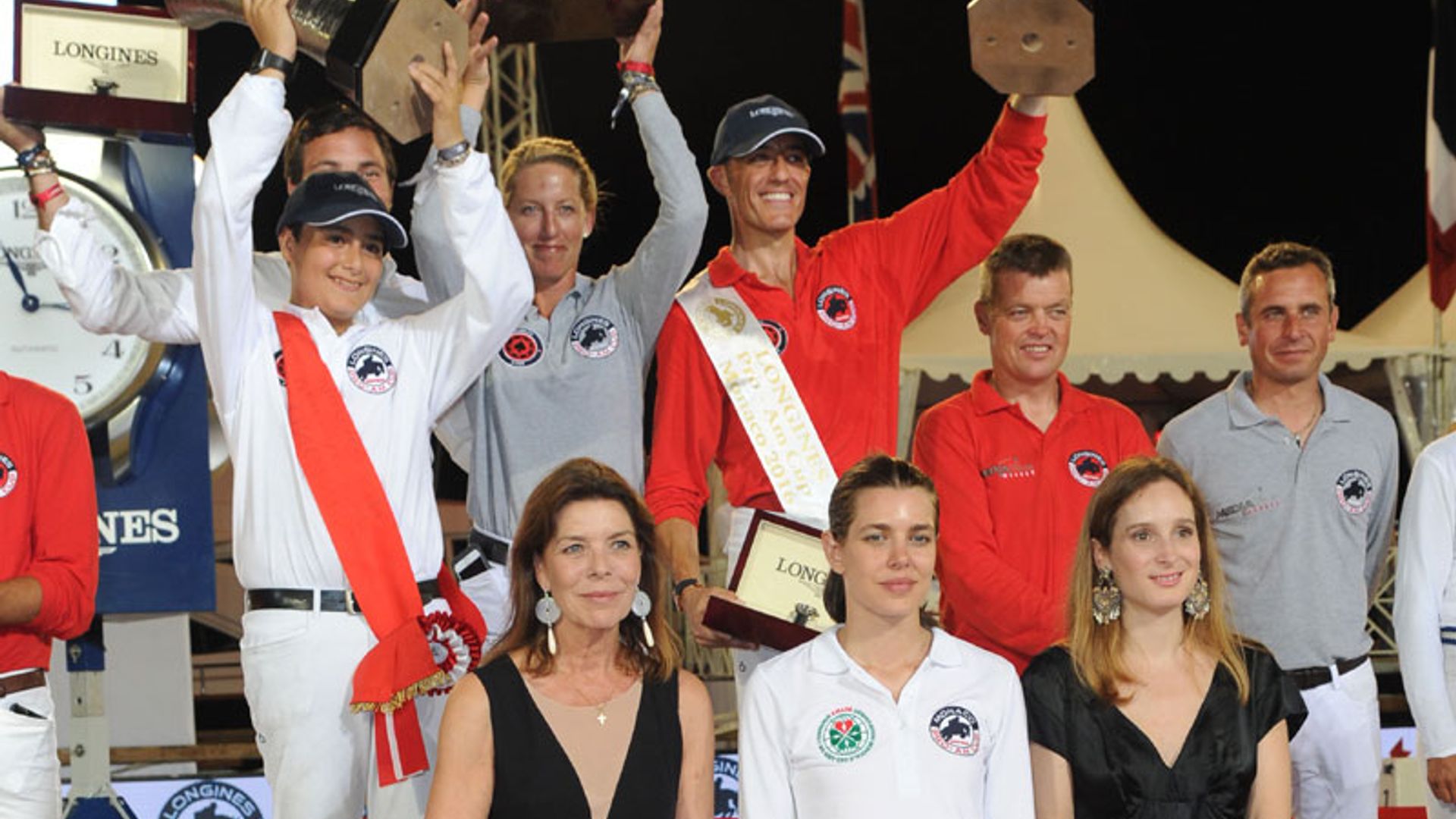 El equipo patrocinado por ¡HOLA! recibe ánimos de Alberto de Mónaco y su premio de manos de Carolina de Mónaco y Carlota Casiraghi