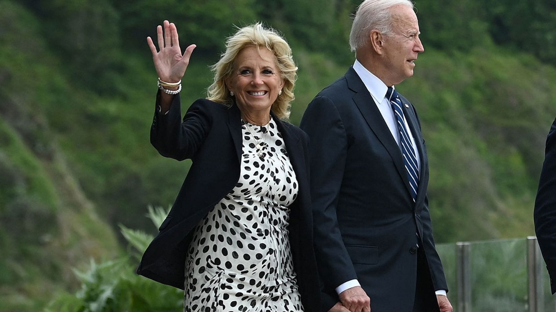 Jill Biden recuerda la polémica chaqueta con mensaje de Melania, pero con diferente resultado