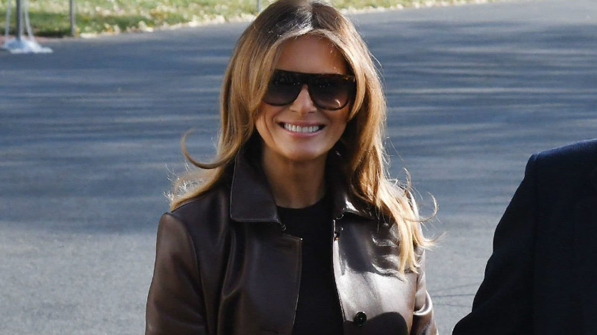 Un abrigo, dos faldas: Así recicla sus básicos Melania Trump cuando viaja