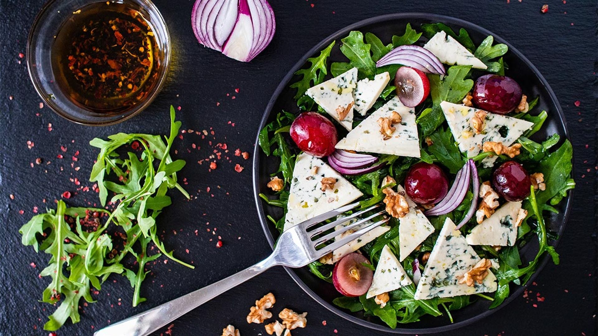 Ensalada verde con queso azul, nueces y uvas