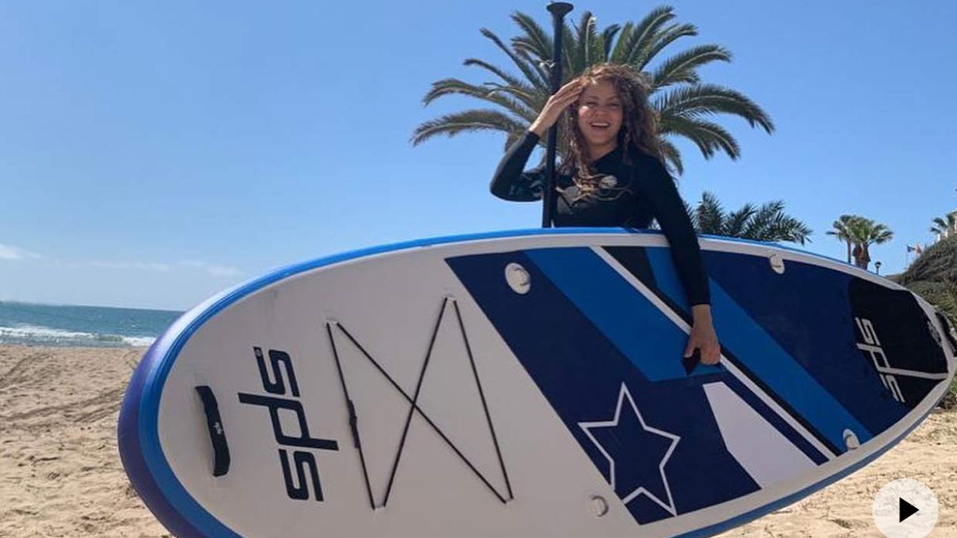 ¡Al agua, patos! Shakira se adelanta al verano haciendo 'paddle surf'