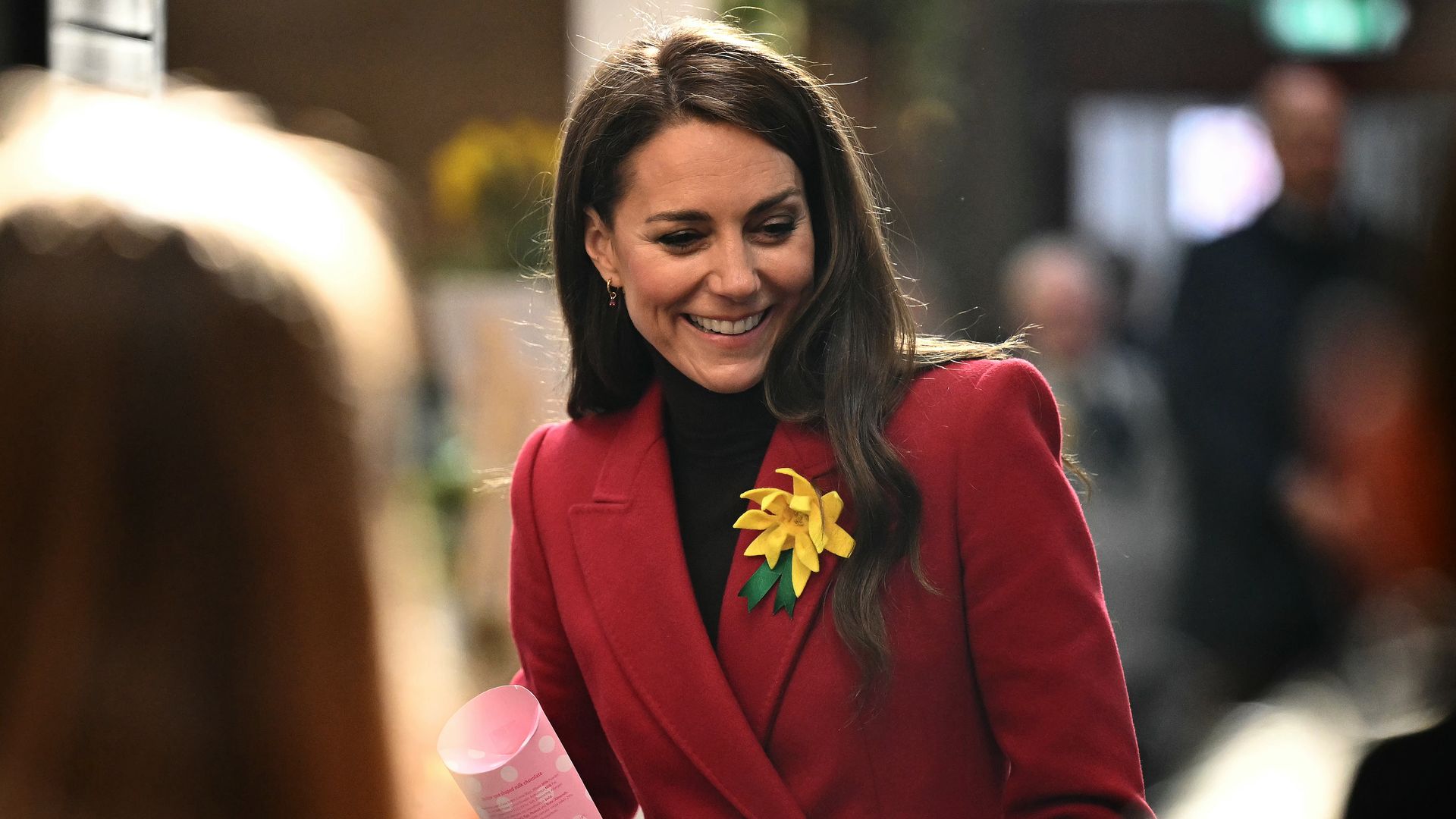 El simbólico look de Kate Middleton: un abrigo con guiño al dragón rojo y falda de cuadros Príncipe de Gales