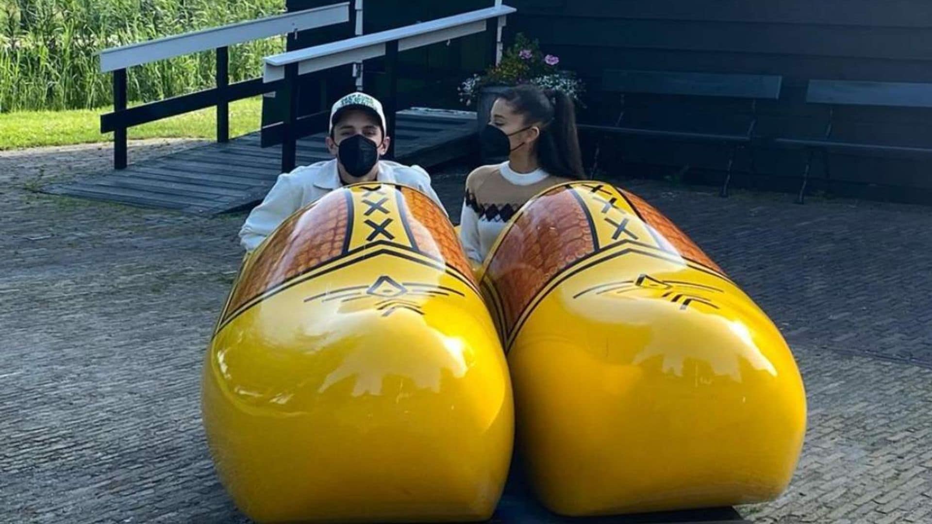 Ariana Grande y su marido, de luna de miel por Holanda entre canales y ¡zuecos gigantes!