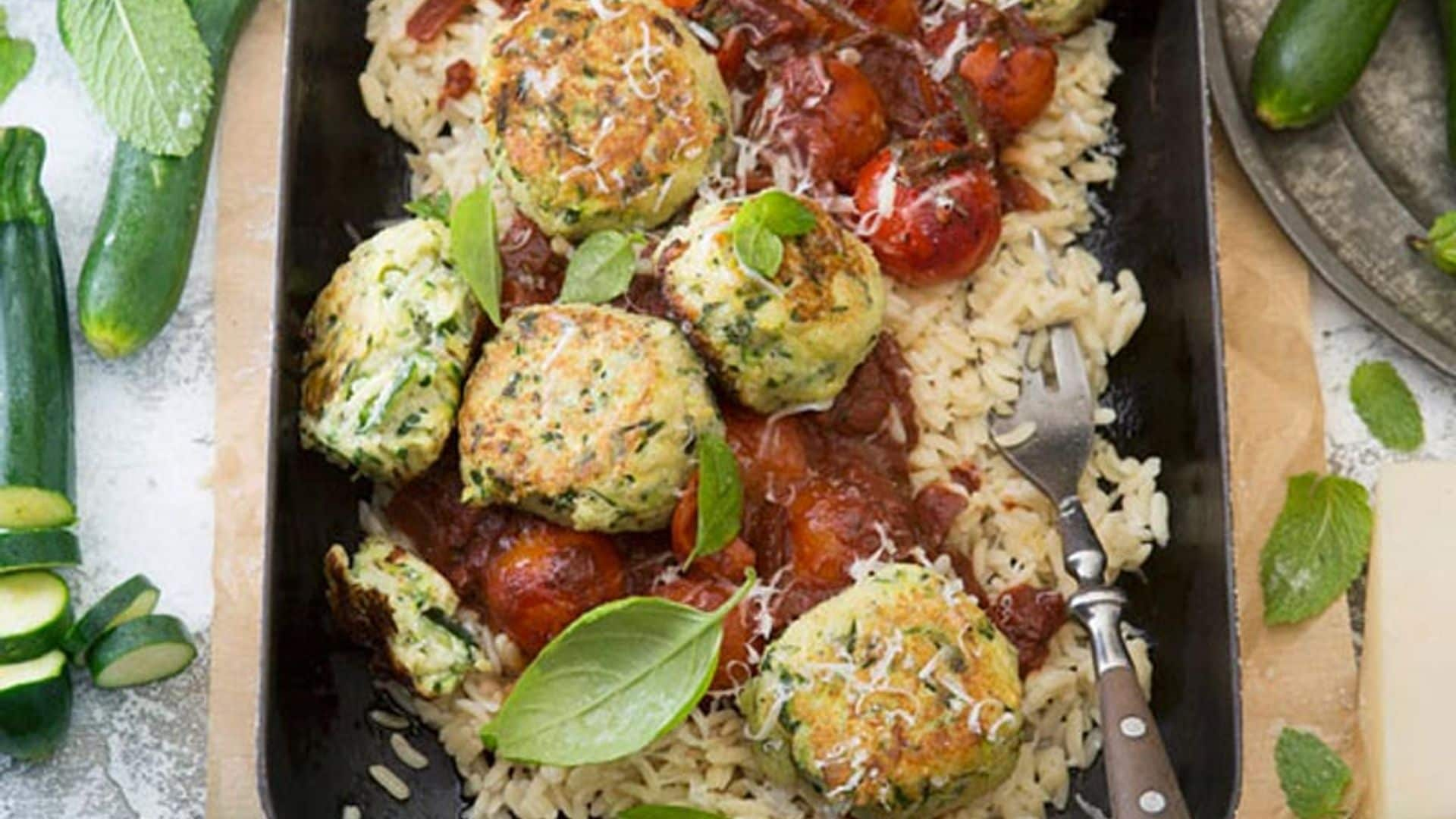 Albóndigas de queso y calabacín con salsa de tomate