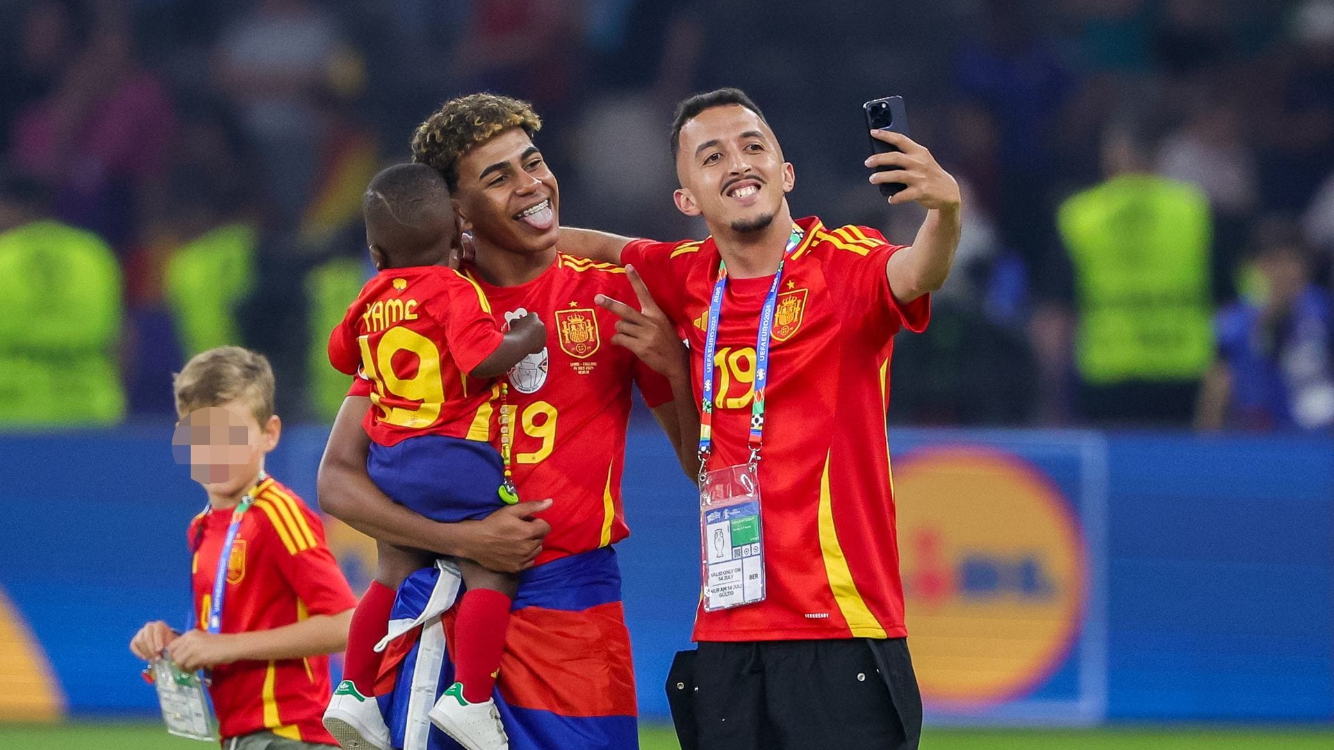 Los jugadores de La Roja celebran el título de Eurocopa con sus familias