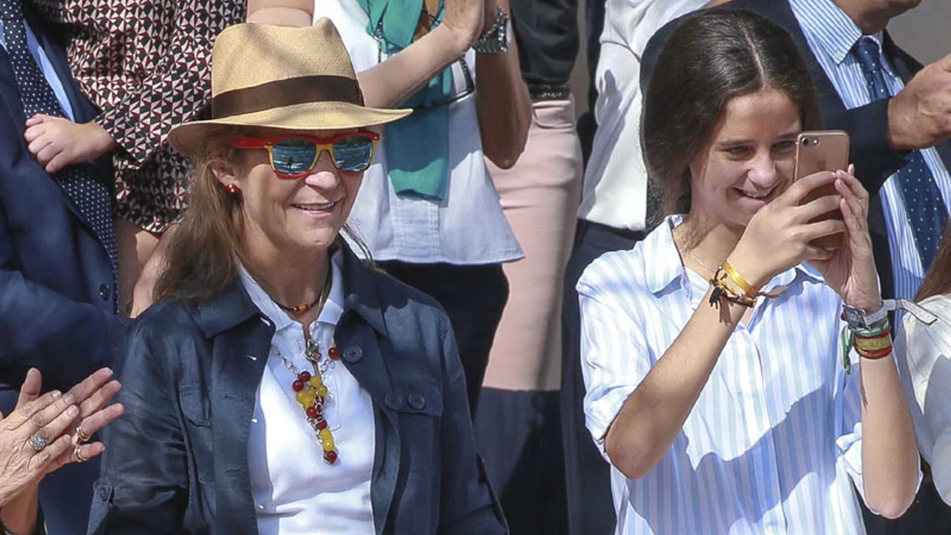 La infanta Elena y Victoria Federica, dos espectadoras de excepción de la Fiesta Nacional