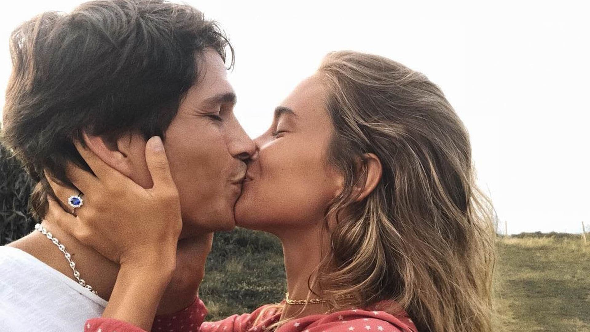 María Pombo celebra su millón de seguidores mientras su novio 'alucina'