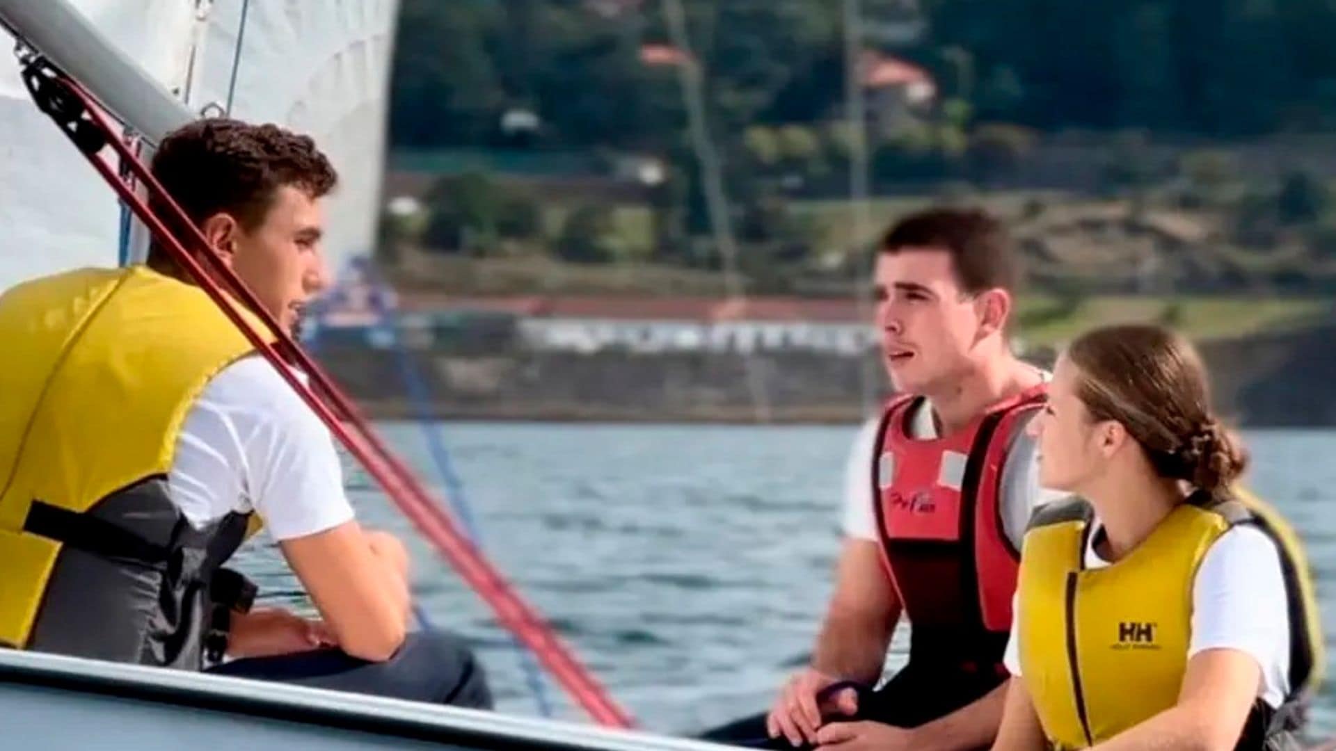 La imagen de la princesa Leonor haciendo instrucción marinera junto a sus compañeros en la ría de Pontevedra