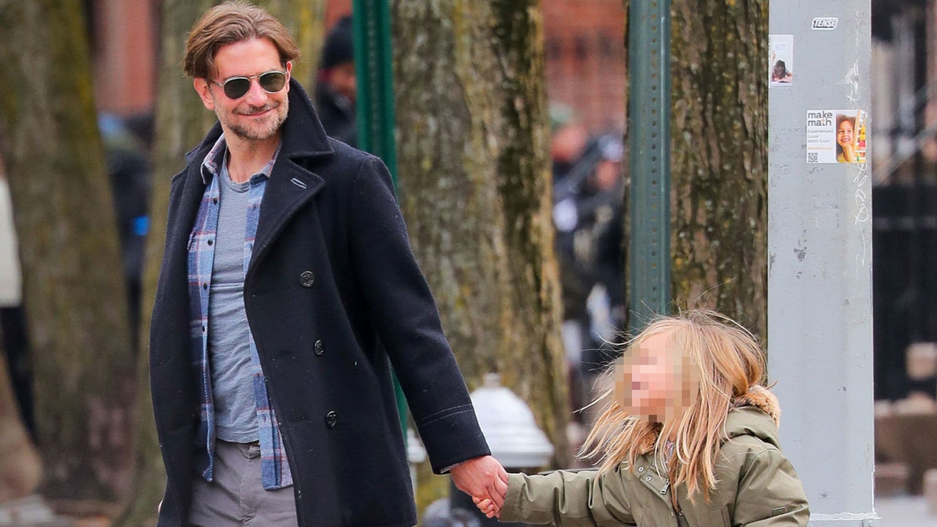 ¡La sonrisa le delata! Bradley Cooper disfruta de un animado paseo por Nueva York junto a su hija Lea