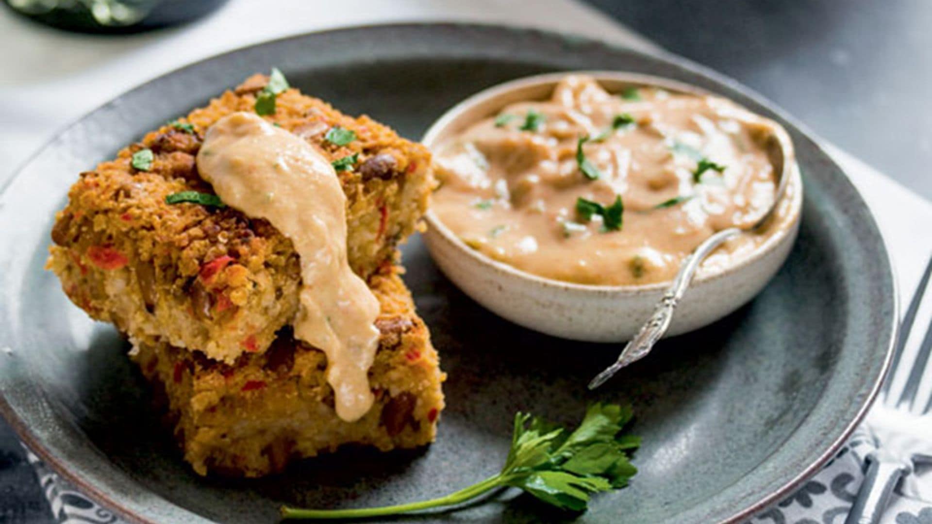 Pastel de bulgur con hummus de garbanzos