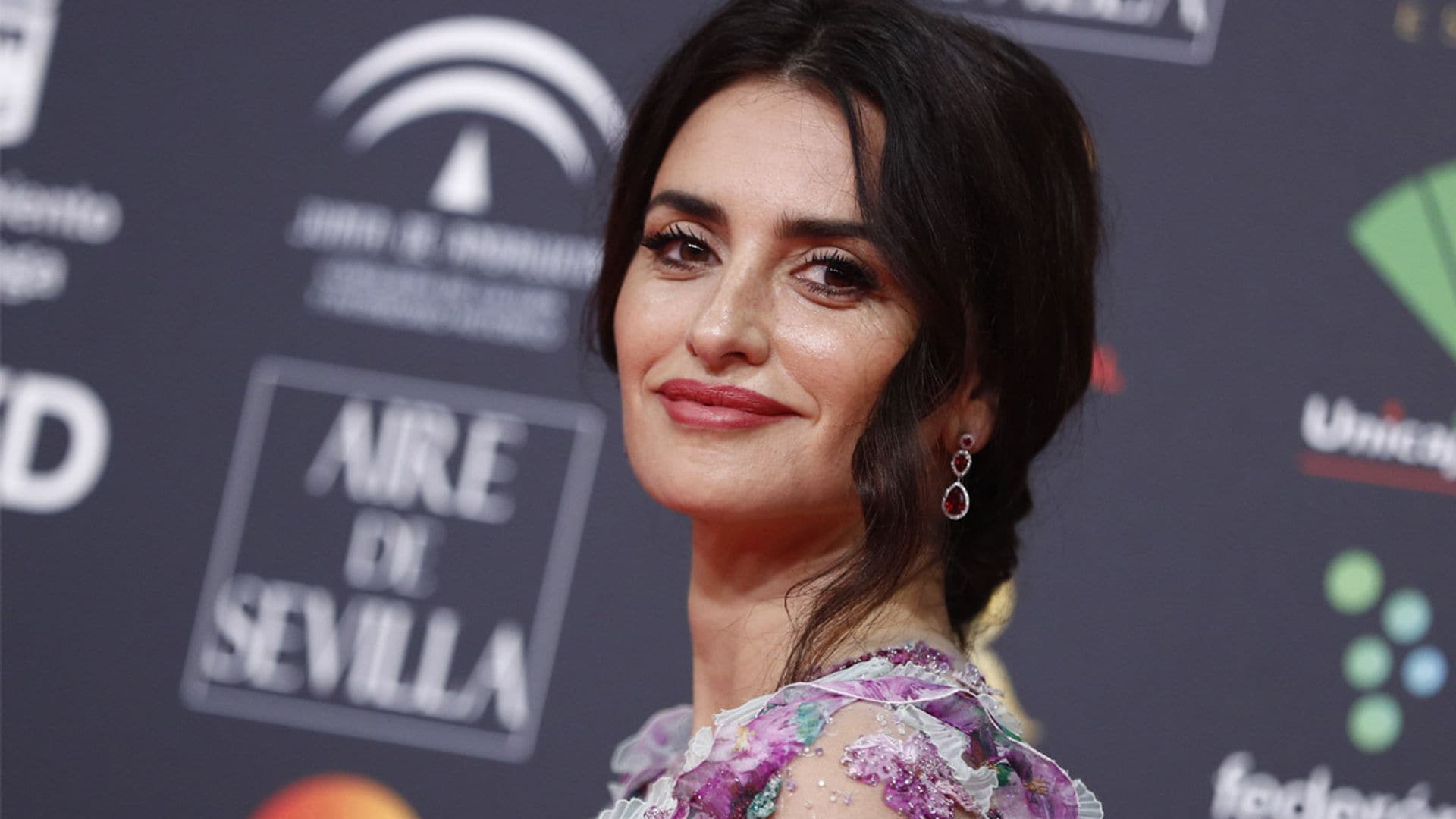 Penélope Cruz rompe con su propio estilo gracias al vestido más romántico de los Goya 2020