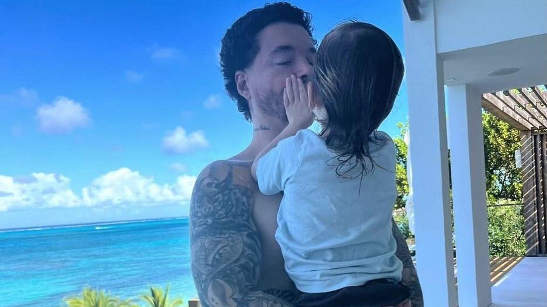 J Balvin y Valentina Ferrer disfrutan de una escapada a la playa con su pequeño Río