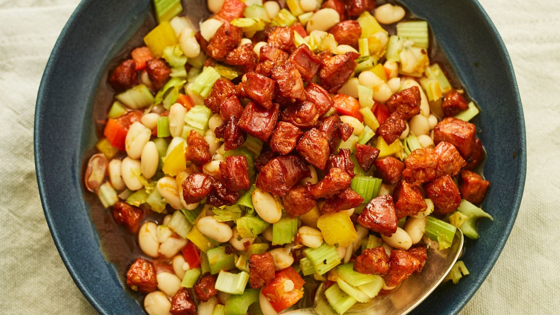 Ensalada de pochas con apio y chorizo