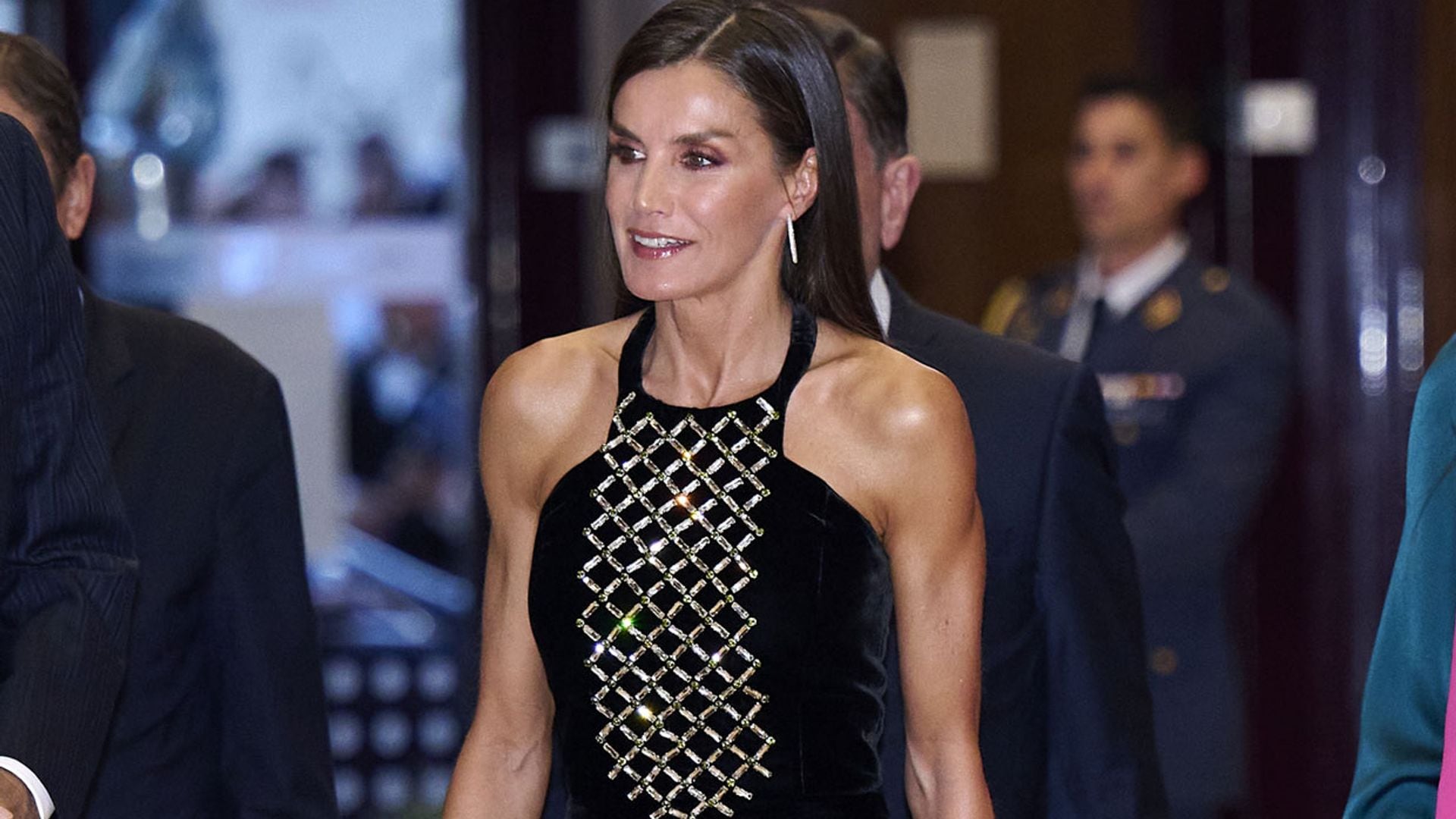 Los ejercicios que mejor funcionan para lucir el escote 'halter' como la reina Letizia